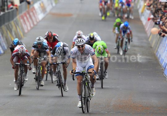 Degenkolb sfugge alla caduta e vince la volata Degenkolb sfugge alla caduta e vince la volata