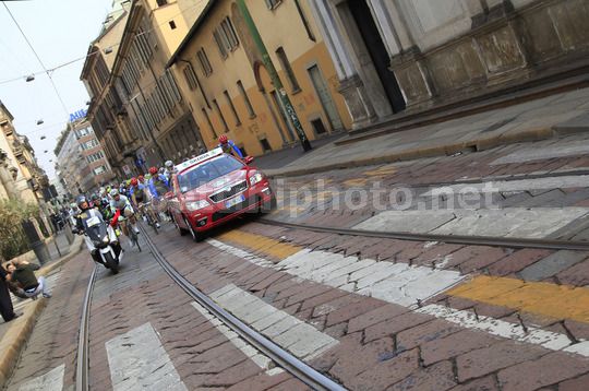 Immagine della partenza milanese della Milano-Sanremo -foto © Roberto Bettini/Bettiniphoto.com